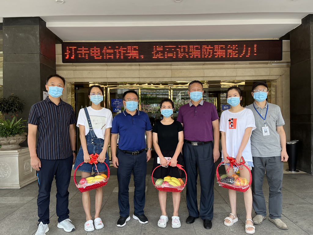 院领导慰问支援人员2副本.jpg